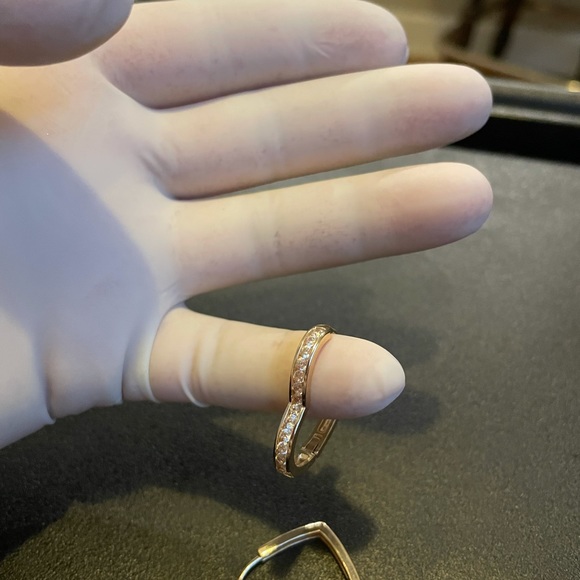 Gorgeous 18K Gold Plated ♥️ Earrings - Picture 5 of 7